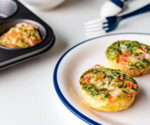 Śniadanie w 15 minut? Te omletowe muffinki znikają szybciej, niż się pieką!