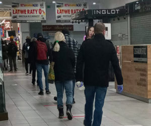 Ograniczenia z powodu epidemii spowodowało kolejki przed sklepami 