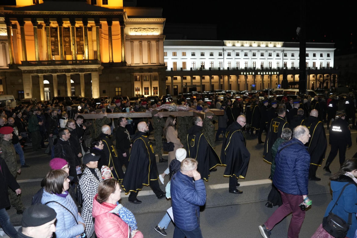 Tłumy wiernych przeszły przez stolicę. Centralną Drogę Krzyżową poprowadził kardynał Nycz