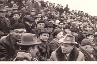  Kibice STARU lata 60. wśród nich jedna kobieta. Kim była? Znamy odpowiedź na to pytanie