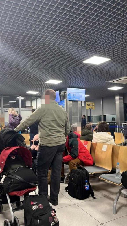 Pasażerowie z Rzeszowa prawie dobę czekają na lotnisku.