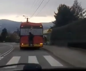 Bielsko-Biała. Jechał na zderzaku autobusu! To nagranie jest hitem [ZDJĘCIA]