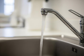 Bakterie w wodzie zatrzymały szpital. Kiedy Radom wróci do normy?