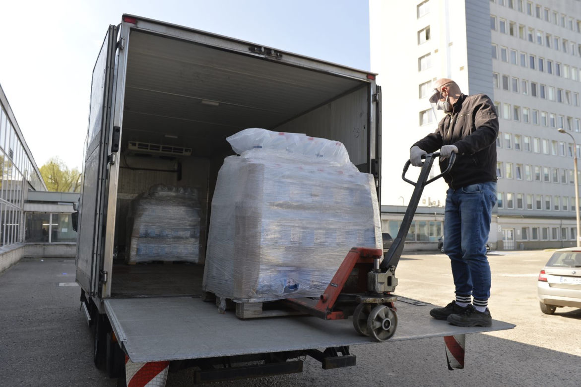 Przekazali sprzęt ochronny wart 100 tys. zł. szpitalowi Bródnowskiemu. 