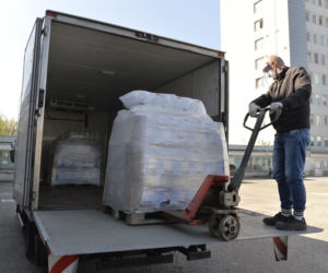 Przekazali sprzęt ochronny wart 100 tys. zł. szpitalowi Bródnowskiemu. 