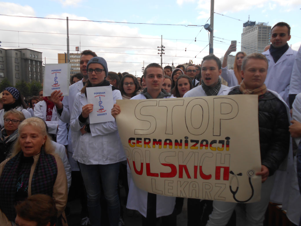 Białe kitle wypełniły Katowicki Rynek. Studenci ŚUM-u wsparli protest rezydentów [ZDJĘCIA, AUDIO]
