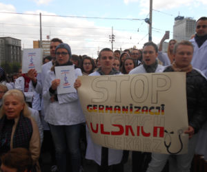 Białe kitle wypełniły Katowicki Rynek. Studenci ŚUM-u wsparli protest rezydentów [ZDJĘCIA, AUDIO]