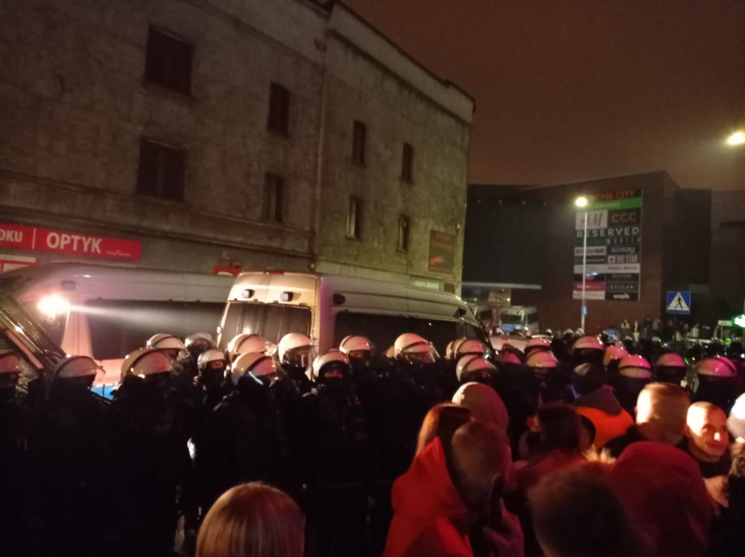 Właściciel rybnickiego klubu otwartego mimo obostrzeń: "Policja weszła nielegalnie. Gazowali nas w lokalu"