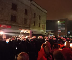 Właściciel rybnickiego klubu otwartego mimo obostrzeń: Policja weszła nielegalnie. Gazowali nas w lokalu