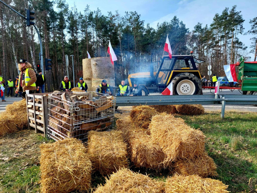 Totalna blokada DK 80 pod Bydgoszczą. Duże utrudnienia dla kierowców. Rolnicy ustawili barykadę, palą drewno, organizują pogrzeb [ZDJĘCIA]