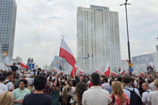 Ten widok przyciągał wzrok podczas Godziny W. Mężczyzna z flagą na dachu wieżowca
