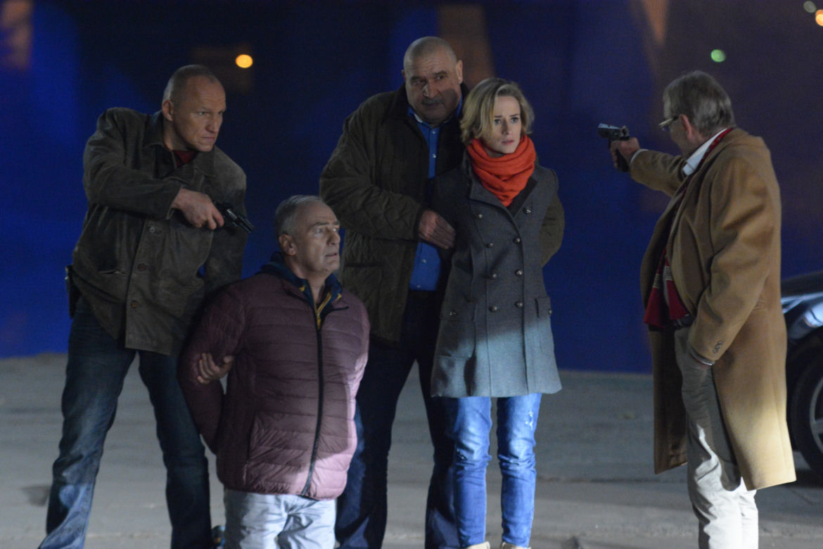 Pierwsza miłość. Krzyś (Mariusz Jakus), Romuś (Grzegorz Skrzecz), Karol Weksler (Karol Strasburger), Andrzej (Jerzy Bończak), Sabina (Urszula Dębska)