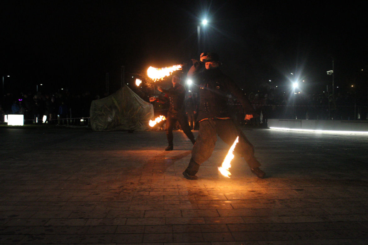 WOŚP 2023 w Krakowie: Fire Show w Nowej Hucie w wykonaniu grupy Spontan Fire