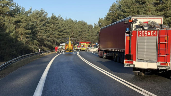 Groźny wypadek na DK10 między Bydgoszczą a Toruniem. Na miejscu śmigłowiec LPR, droga zablokowana