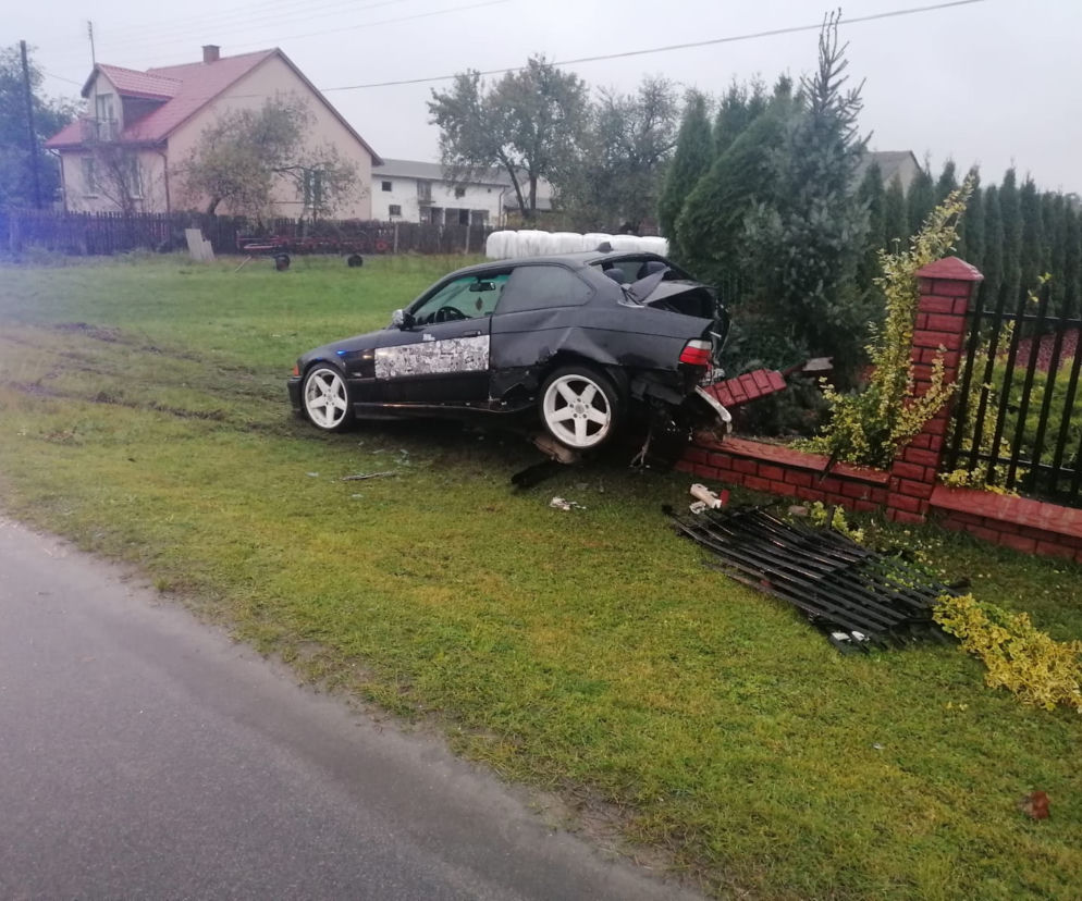 Był tak spragniony, że „setkę” i trzy piwa wypił pod sklepem. SKOŃCZYŁ NA PŁOCIE!