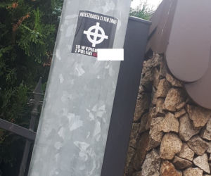 Homofobiczne naklejki i plakaty oraz nazistowskie znaki w Dąbczu