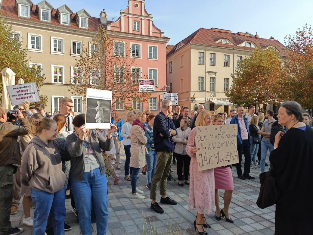 Pikieta urzędników poznańskich na Placu Kolegiackim