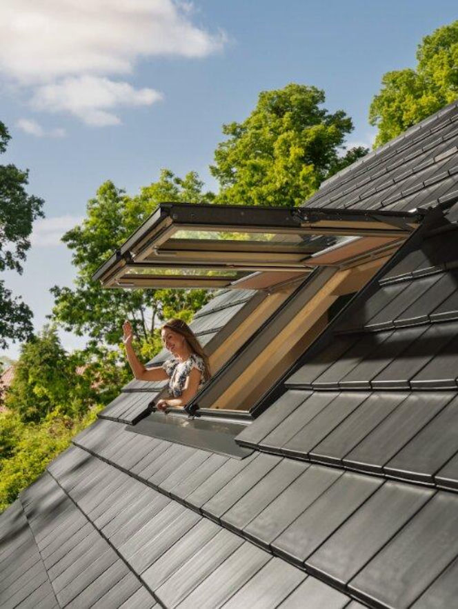 wyglądanie przez okno dachowe