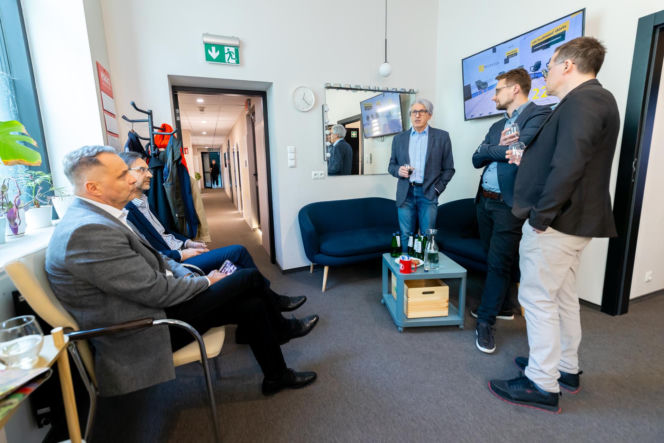 Dyskusję poprowadził Piotr Laskowski. Uczestnicy: Piotr Wereski (Saint-Gobain), Tomasz Trusewicz (Stowarzyszenie Polska Wentylacja), Wojciech Rogala (Stowarzyszenie Producentów Silikatów „Białe Murowanie”) Marek Beśka (Stowarzyszenie Energooszczędne Domy G