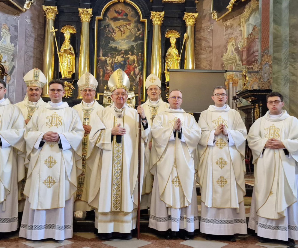 Nowi kapłani w towarzystwie abpa Stanisława Budzika i biskupów pomocniczych