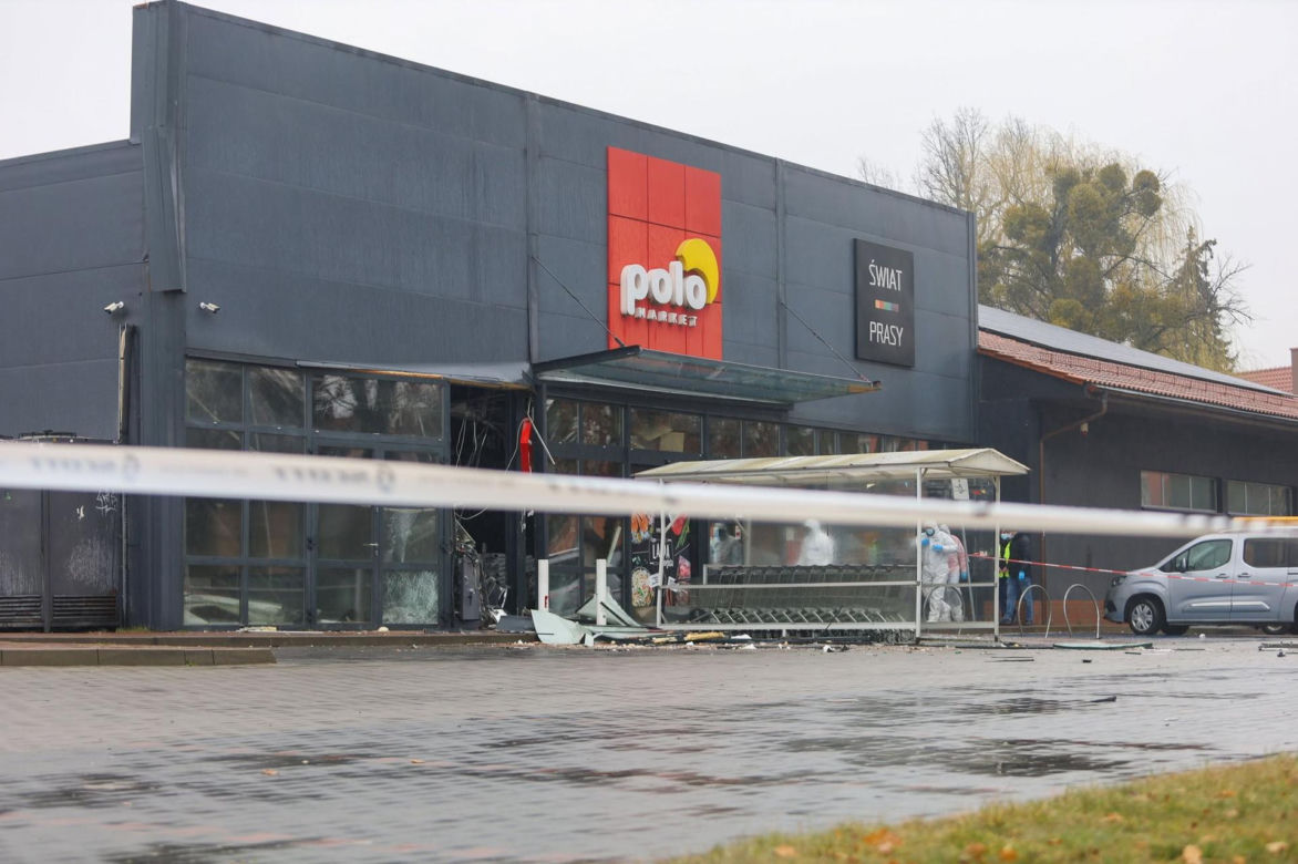 Huk, chaos i... pusta kasa! Złodzieje wysadzili bankomat i uciekli bez łupu!