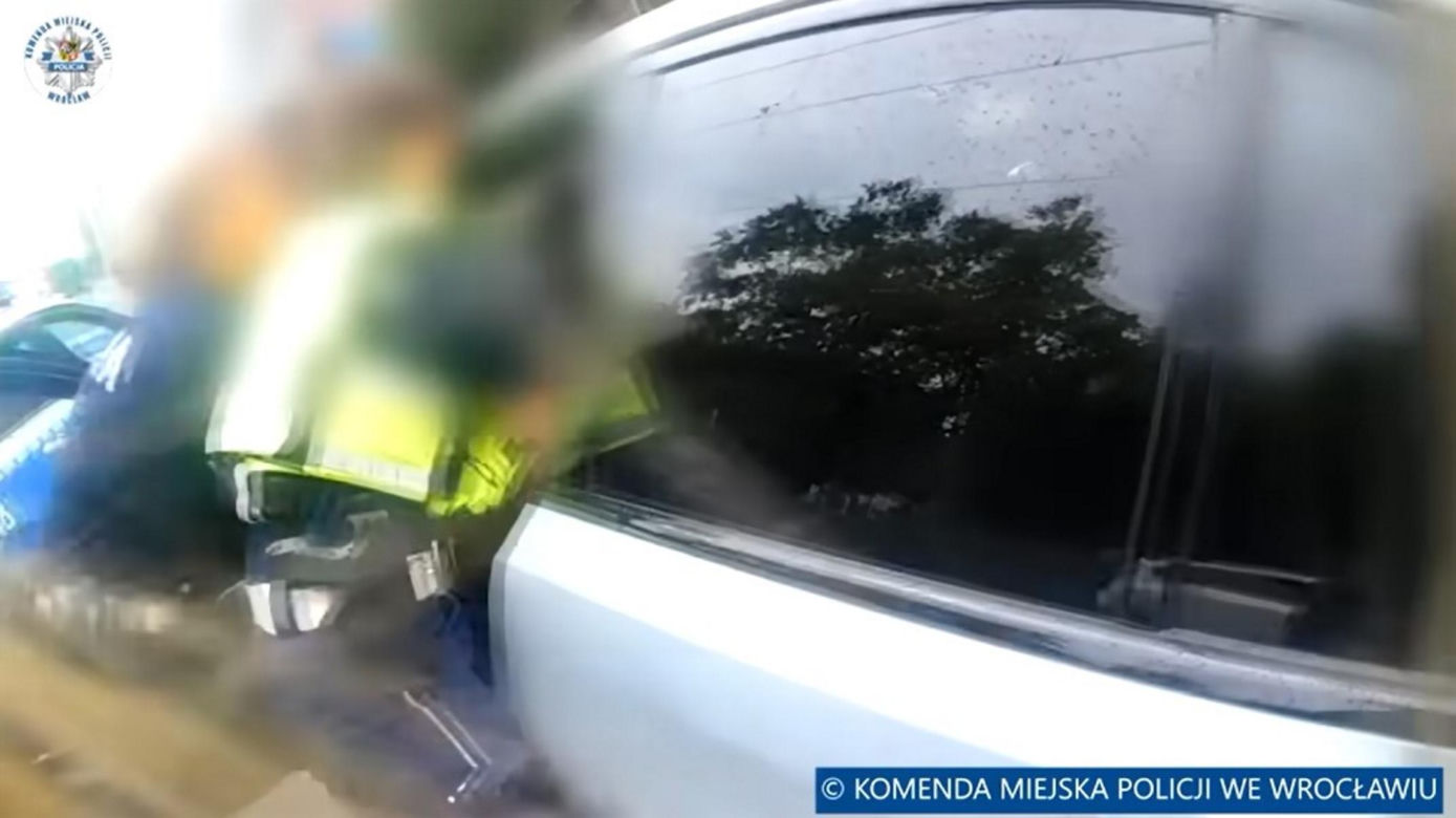 Wrocław. Policjanci rozbili szybę i siłą wyciągnęli 45-latkę z BMW. Nie chciała wysiąść [ZDJĘCIA].