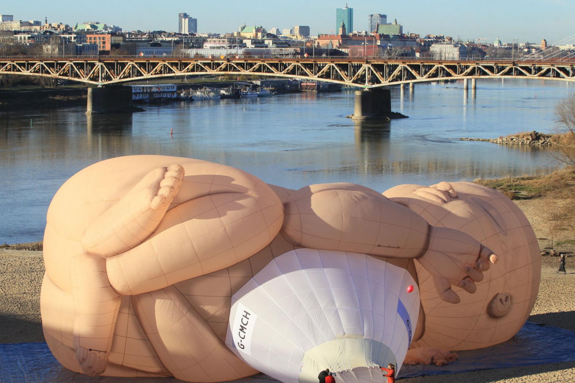 Wielki balon w kształcie dziecka w Warszawie