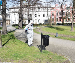 Białe kombinezony i Virkon. Tak w Nowym Sączu walczą z epidemią koronawirusa! 