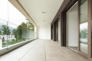 Jak dobrać trwałą i funkcjonalną podłogę na balkon?