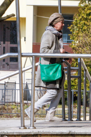 Kotulanka wyrzuca flaszkę