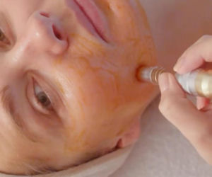 Małgorzata Socha pieści twarz prądem i światłem