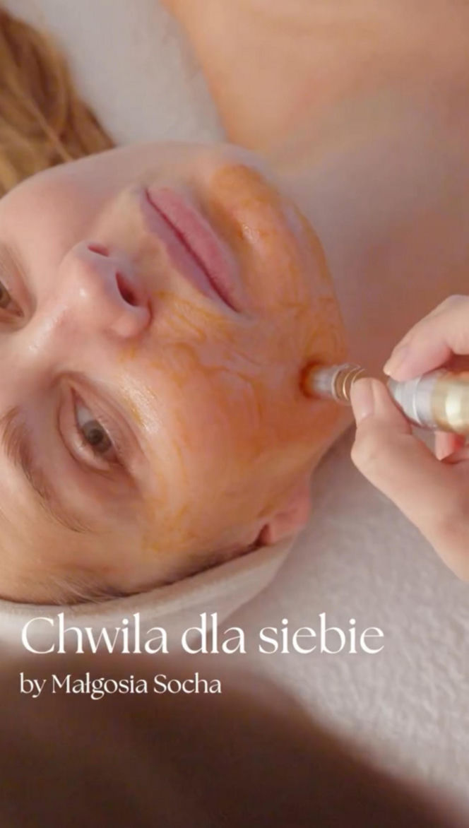 Małgorzata Socha pieści twarz prądem i światłem