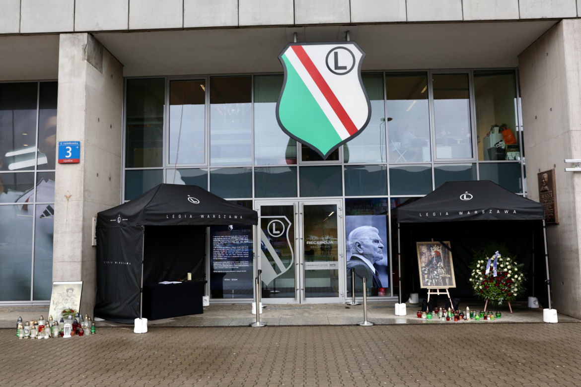 Legia żegna Lucjana Brychczego. Znicze pod stadionem