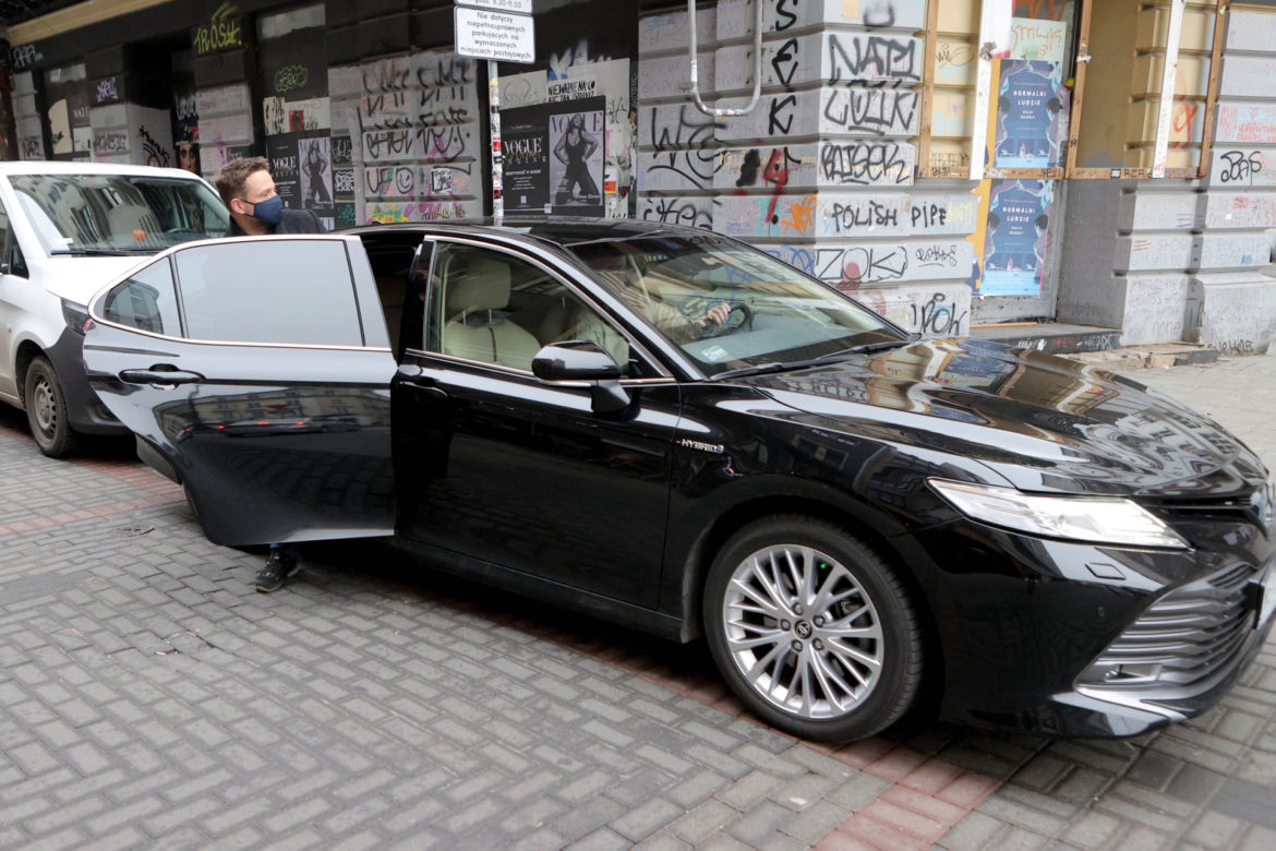 Rafał Trzaskowski jest wożony hybrydową Toyotą Camry 