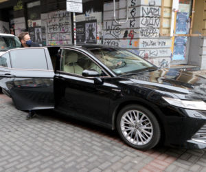 Rafał Trzaskowski jest wożony hybrydową Toyotą Camry 