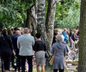 Biała trumna i białe kwiaty - tak Wąbrzeźno żegnało Wioletę, która utonęła w jeziorze