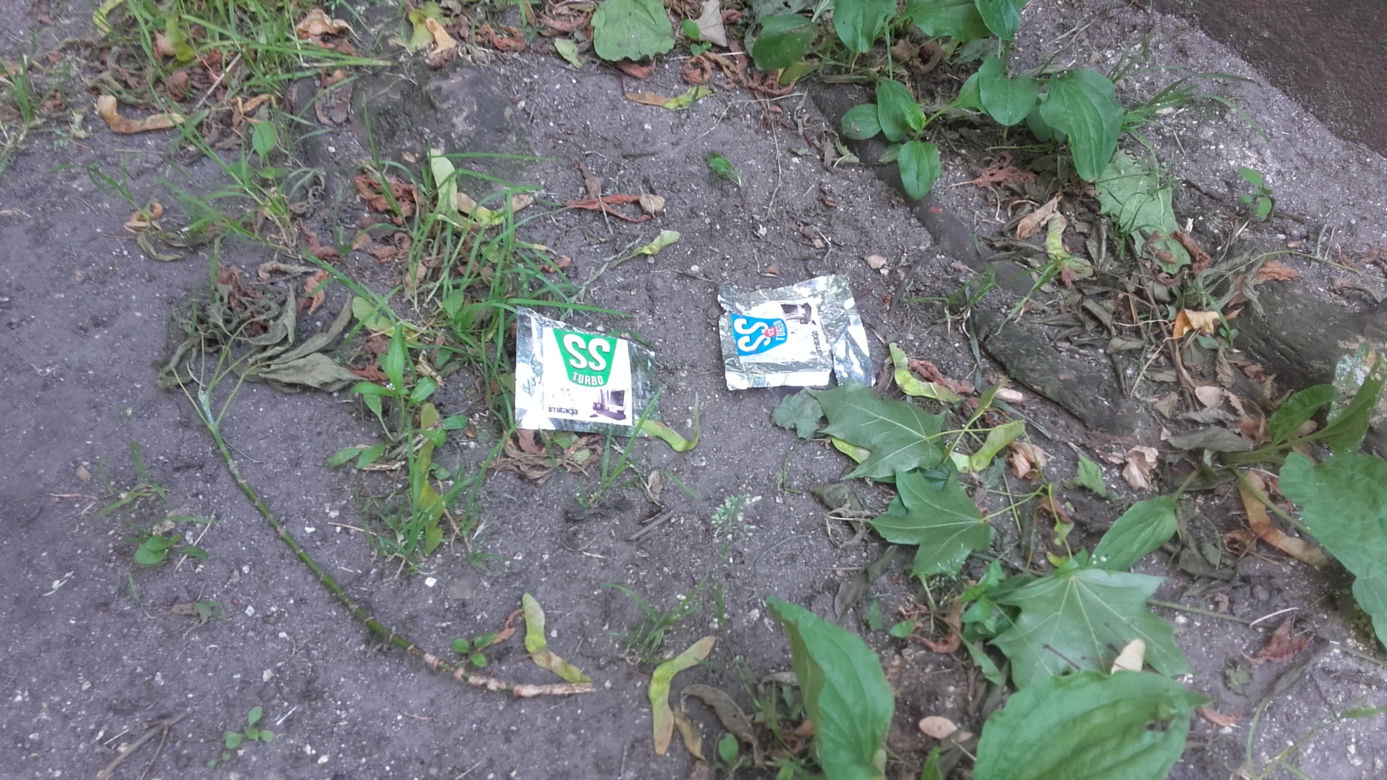 Przy punkcie ksero nietrudno jest znaleźć opakowania po dopalaczach