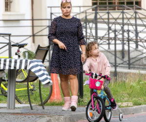 Uczy córeczkę pedałować