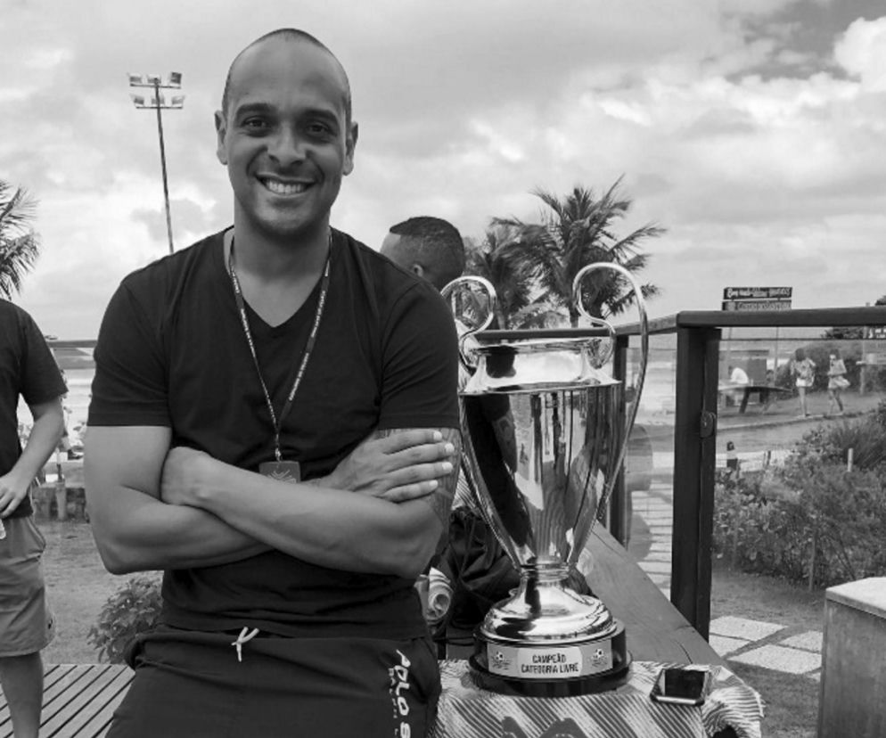 Uśmiechnięty piłkarz Tassio Maia dos Santos obok pucharu. O jego tragicznej śmierci przeczytasz na SE Supersport.