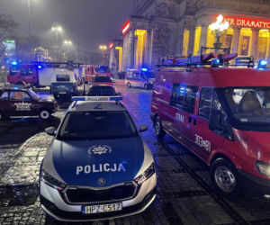 Mężczyzna przeszedł za barierki tarasu widokowego Pałacu Kultury