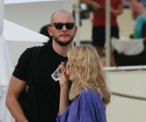 Kurek wyleguje się na plaży po igrzyskach