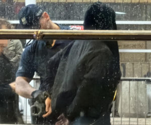 Atak młotkiem w tramwaju