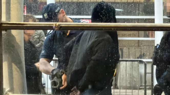 Atak młotkiem w tramwaju