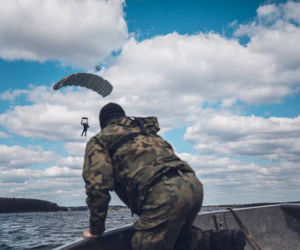 Wielka akcja w Rybniku! Wojskowe helikoptery, żołnierze na łodziach i spadochroniarze