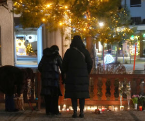 Szwajcaria. Śmiertelny pożar w kurorcie Crans-Montana. Ludzie modlą się za zmarłych i przynoszą kwiaty [ZDJĘCIA].