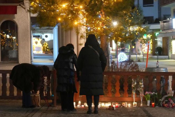 Szwajcaria. Śmiertelny pożar w kurorcie Crans-Montana. Ludzie modlą się za zmarłych i przynoszą kwiaty [ZDJĘCIA].