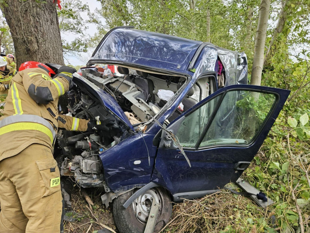 Czarna seria na drogach w powiecie jędrzejowskim. Dwa groźne wypadki w pół godziny, rozcinano karoserię
