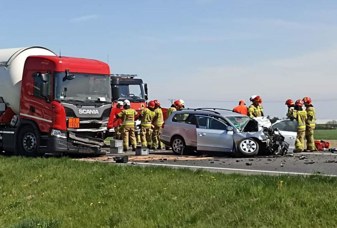 Volkswagen huknął w cysternę! 64-latek nie żyje. Fatalny wypadek na obwodnicy Kalisza [ZDJĘCIA]