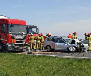 Volkswagen huknął w cysternę! 64-latek nie żyje. Fatalny wypadek na obwodnicy Kalisza [ZDJĘCIA]