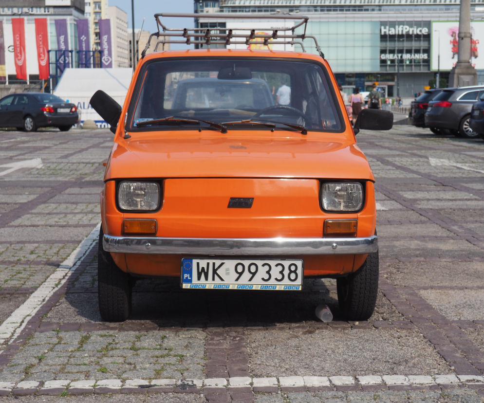 Wandale zdemolowali Fiata 126p. Przewrócili auto na bok. Z samochodu wylewało się paliwo